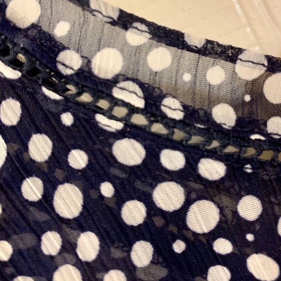 Q & A Polka Yesmen Henley Polka Dot Blouse NWOT - Picture 4 of 7